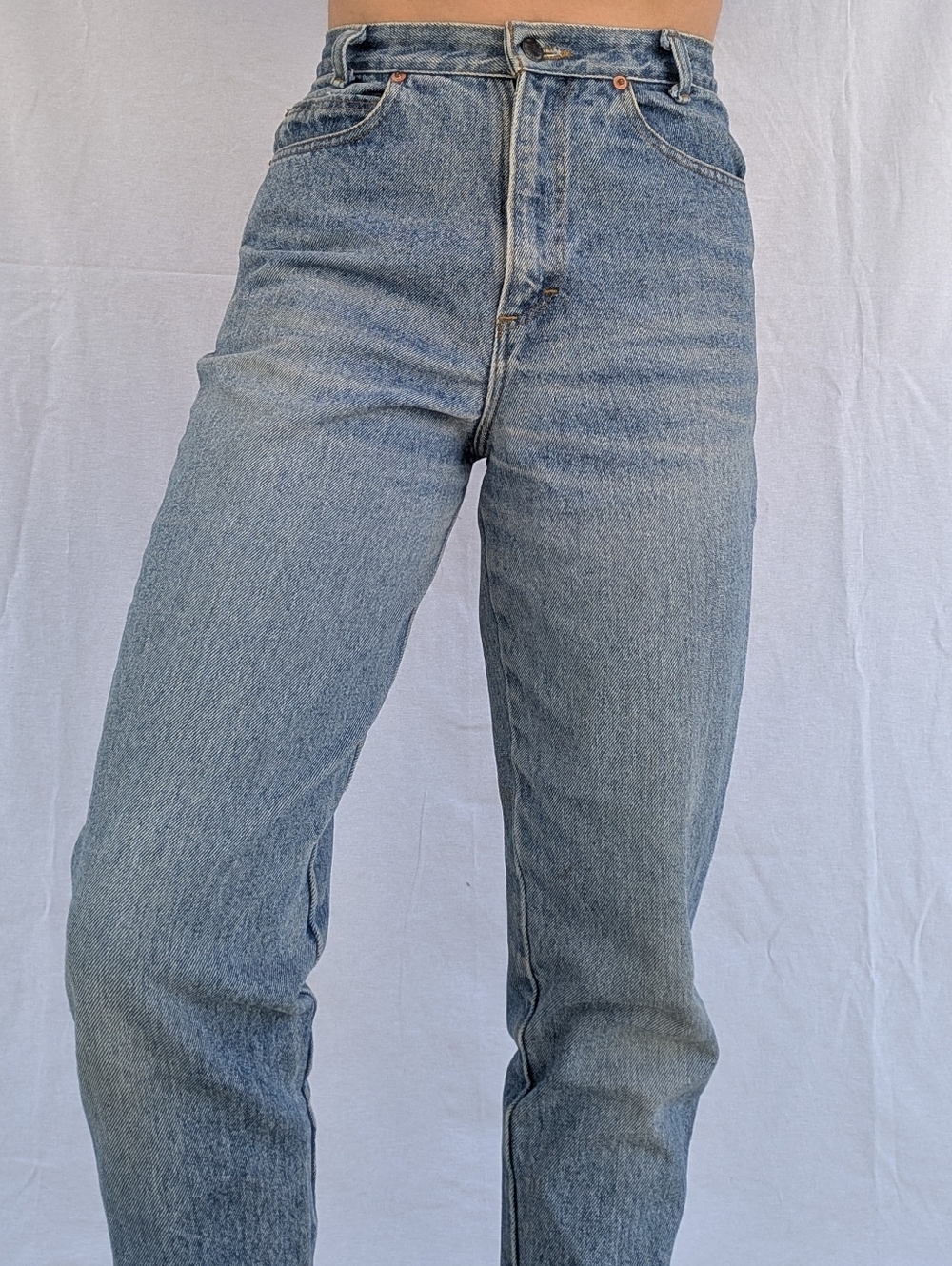 Vintage High-Rise Straight Jeans in Light Blue Wash